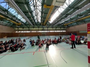Read more about the article Realschüler duellieren sich im Handball